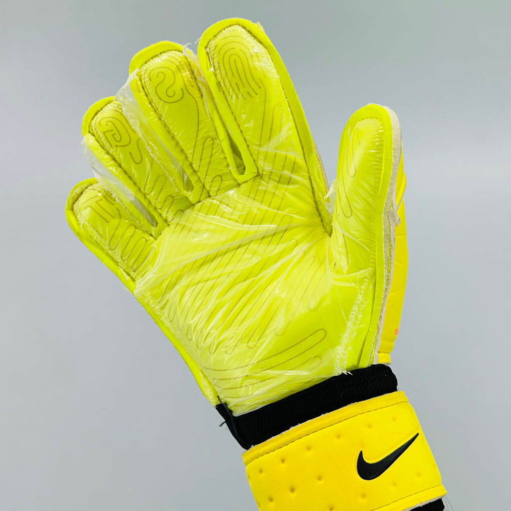 Nike Profesyonel Kaleci Eldiveni
